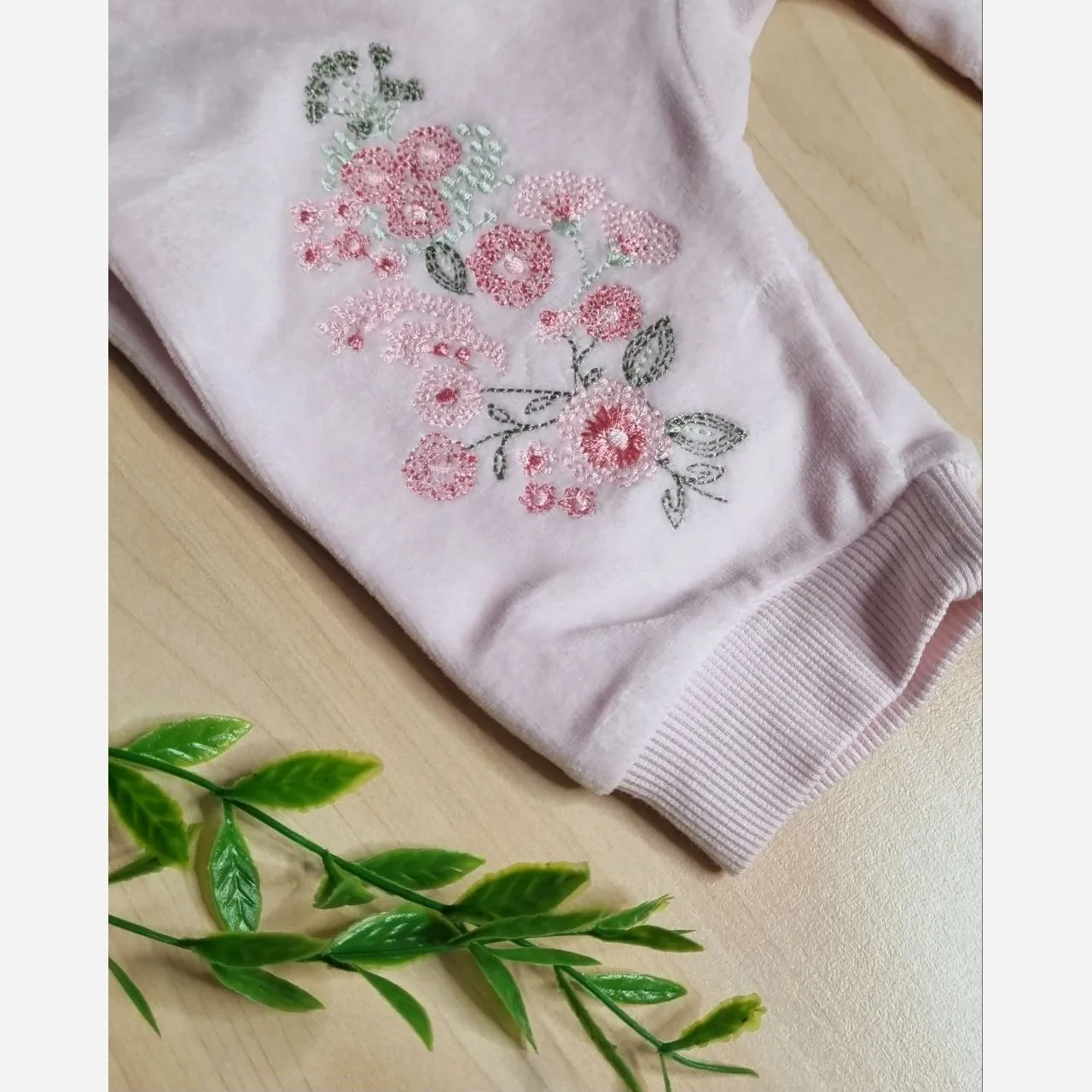سرهمی مخمل گلدوزی نوزادی صورتی ایندیگو